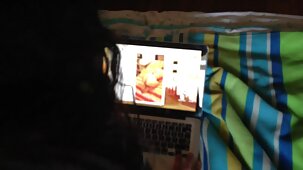 Dans le porno en groupe, les copines partagent une grosse bite pour web cam por no gratis deux