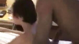 Une femme aux cheveux verts écarte des petits xxx vidéo tukif pains pour une sodomie maison
