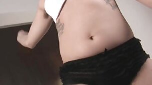 Des amantes porno video gratuit lesbiennes tatouées sur le corps font l'amour sur le canapé