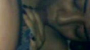 MILF aux gros seins sur le canapé remplace un free video pornographique trou vaginal juteux