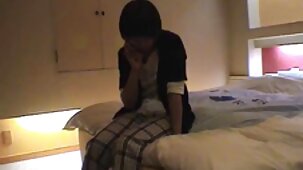 Un jeune homme a x vidéo gratuit réveillé sa soeur endormie et lui a donné une baise torride