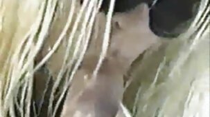 Guy sent sa petite amie mignonne aux gros filme porno complet francais seins lors d'une fête