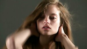 Une femme endormie écarte les cuisses pour tourner du porno film porno direct fait maison sur une caméra vidéo